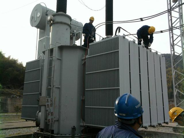 作業(yè)人員安全保護(hù)繩系在安全水平保護(hù)繩上，確保在變壓器本體上移動(dòng)始終不會(huì)失去保護(hù)。